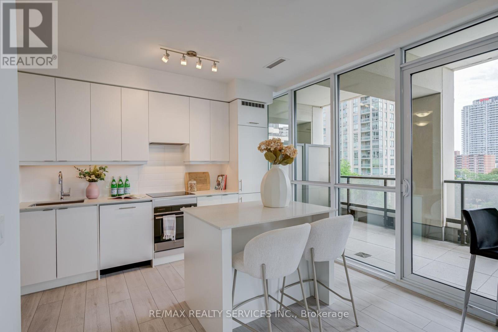 #308 30 ELM DRIVE W - 12