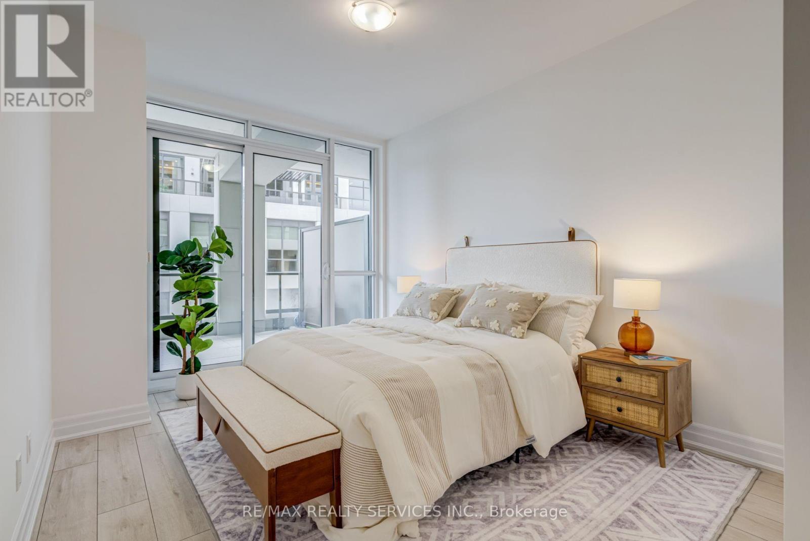 #308 30 ELM DRIVE W - 18