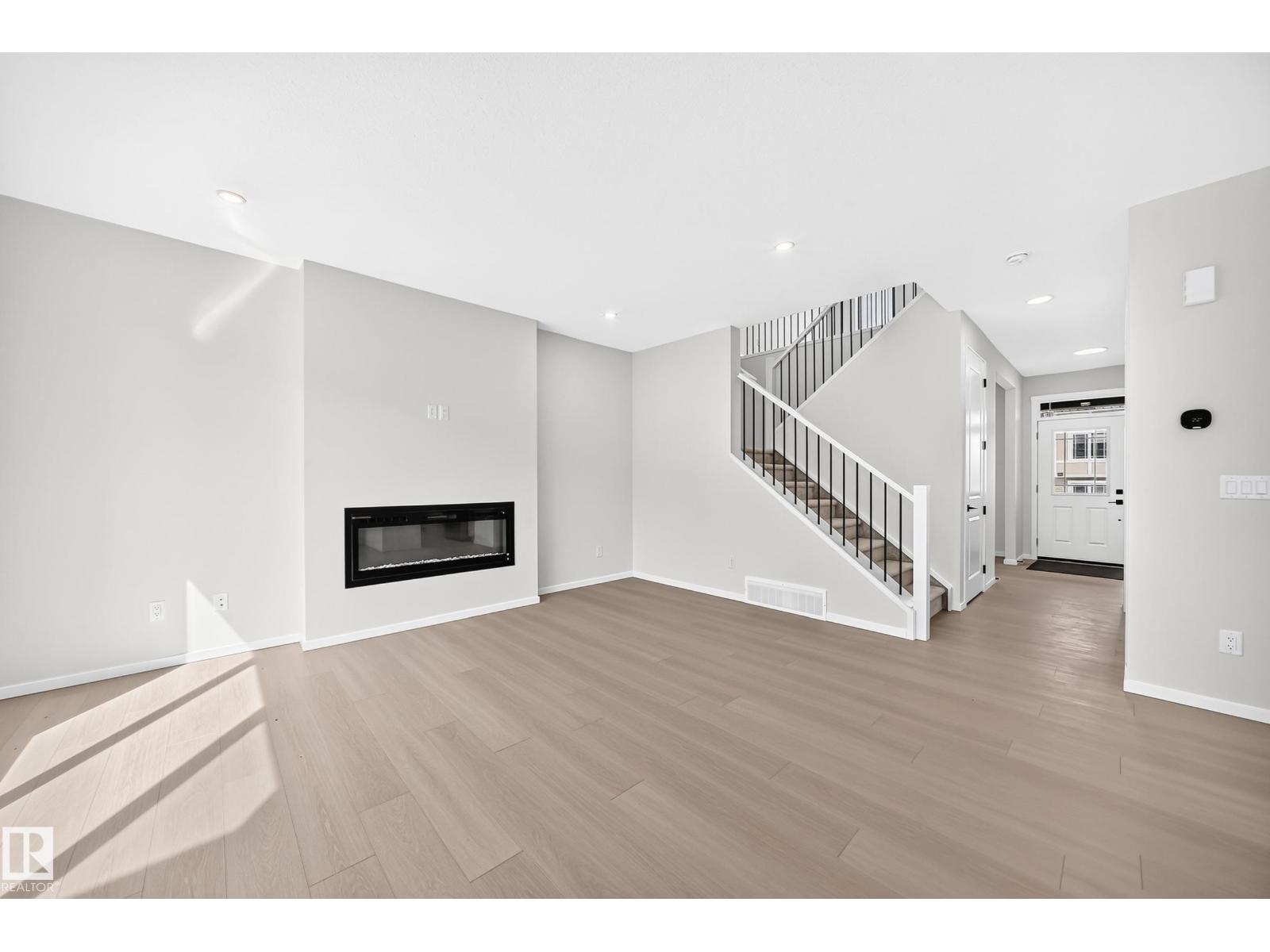 1512 205 ST NW - 18