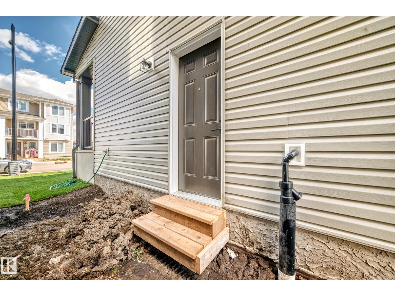 1512 205 ST NW - 68