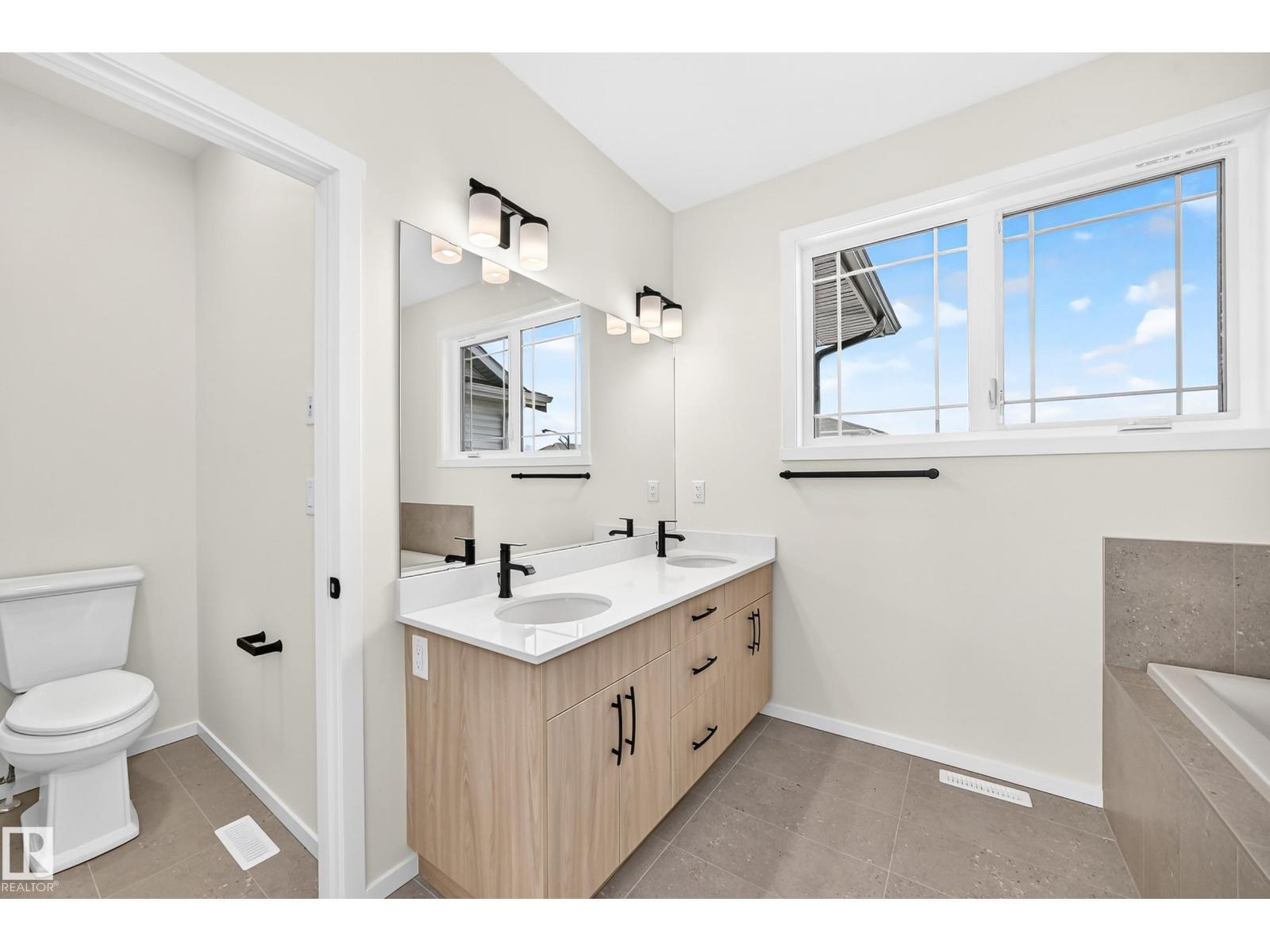 1512 205 ST NW - 33