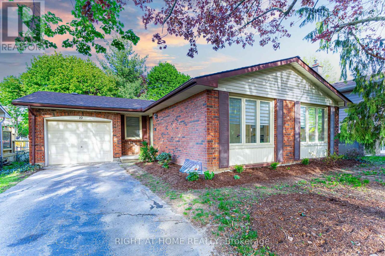2 bedroom Single Family exterior, Lower- 19 Windingway Crescent, Whitehills, London, Ontario