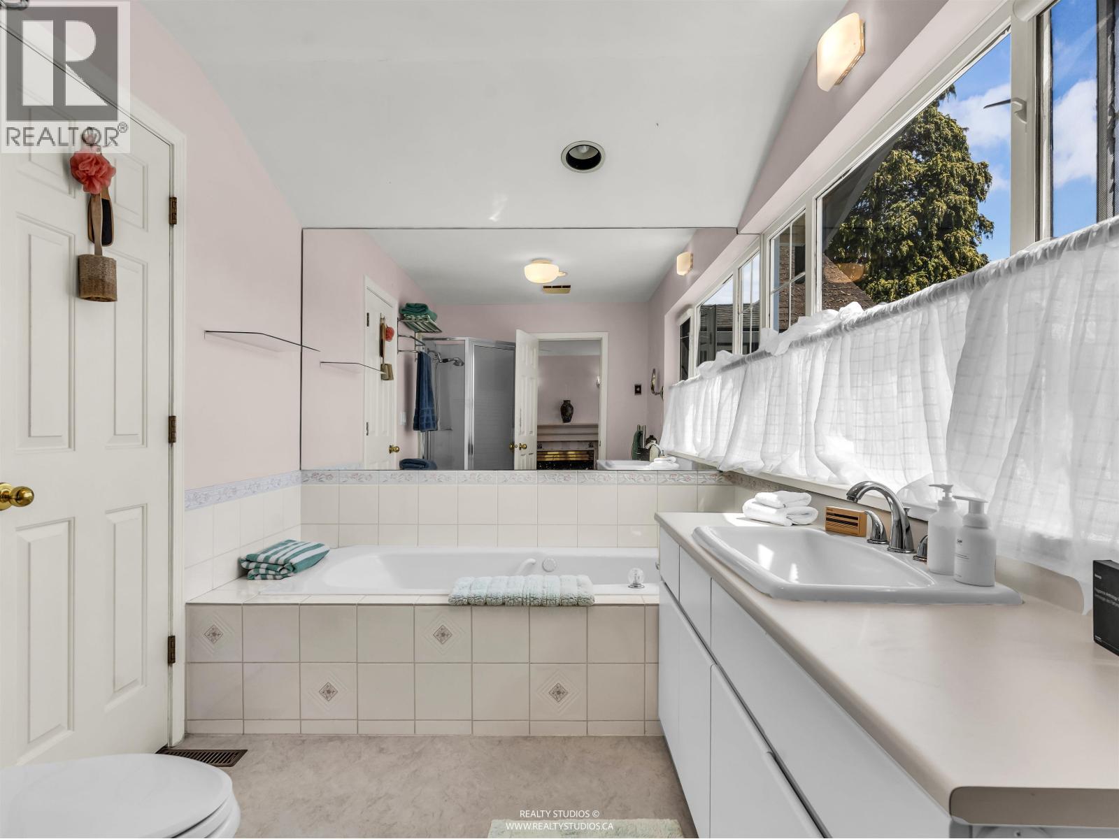 2558 PANORAMA DRIVE, North Vancouver