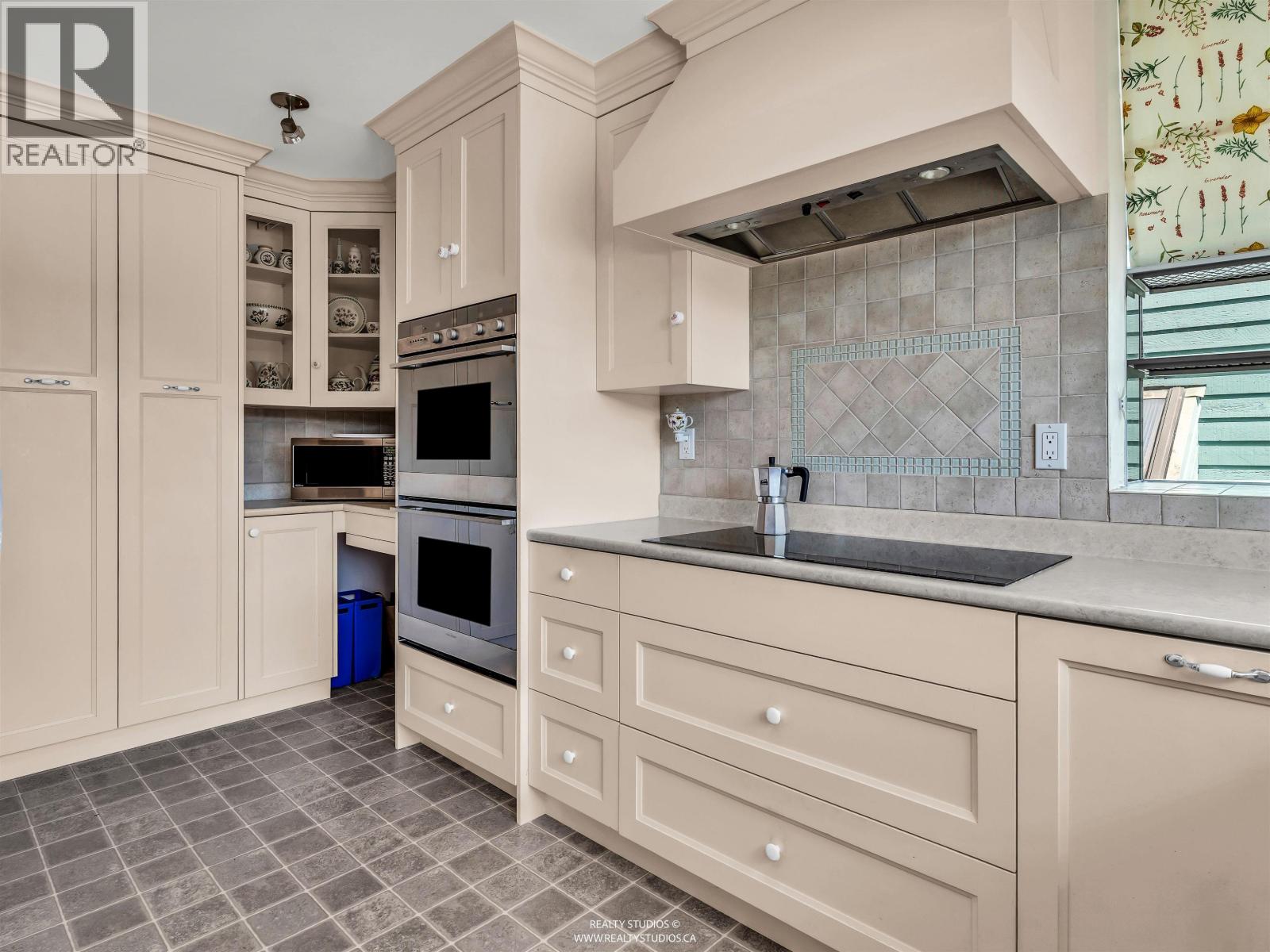 2558 PANORAMA DRIVE, North Vancouver