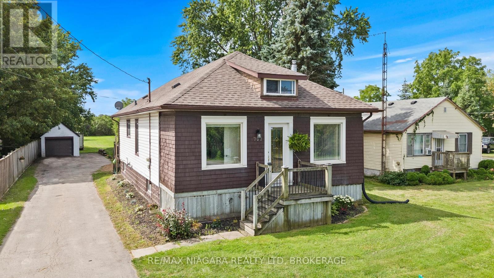 702 MAIN STREET W