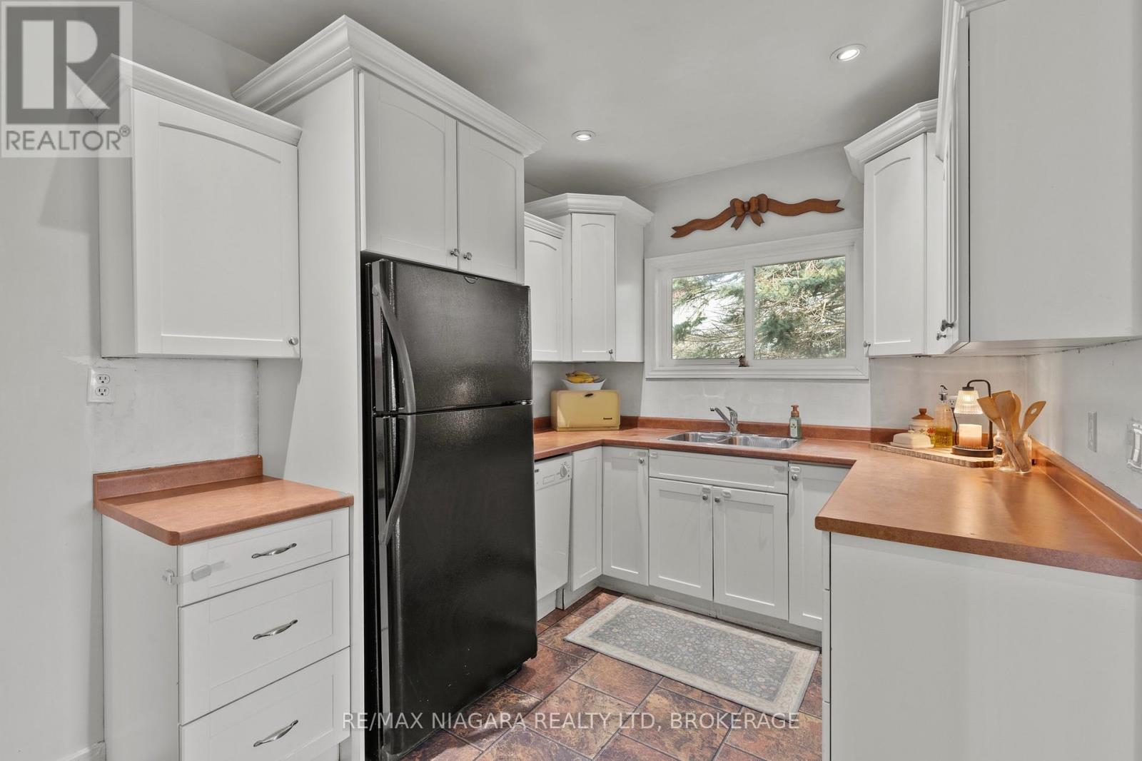 702 MAIN STREET W - Image 12