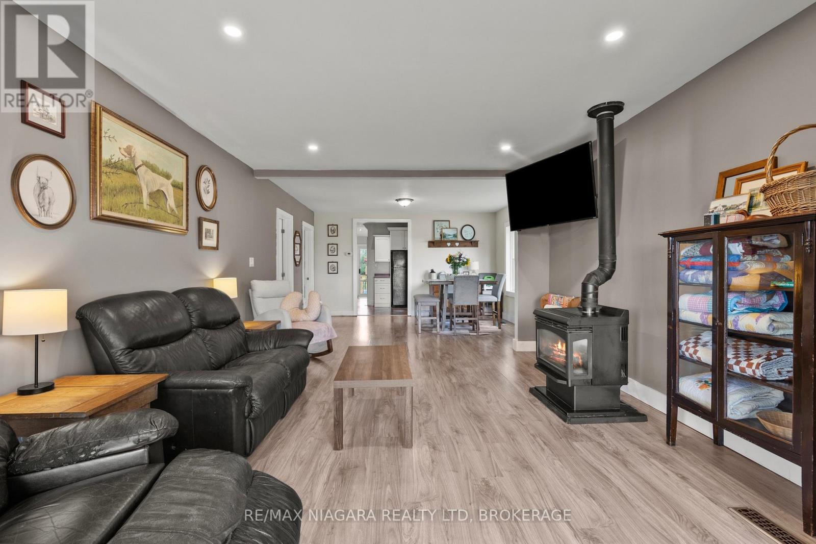 702 MAIN STREET W - 18