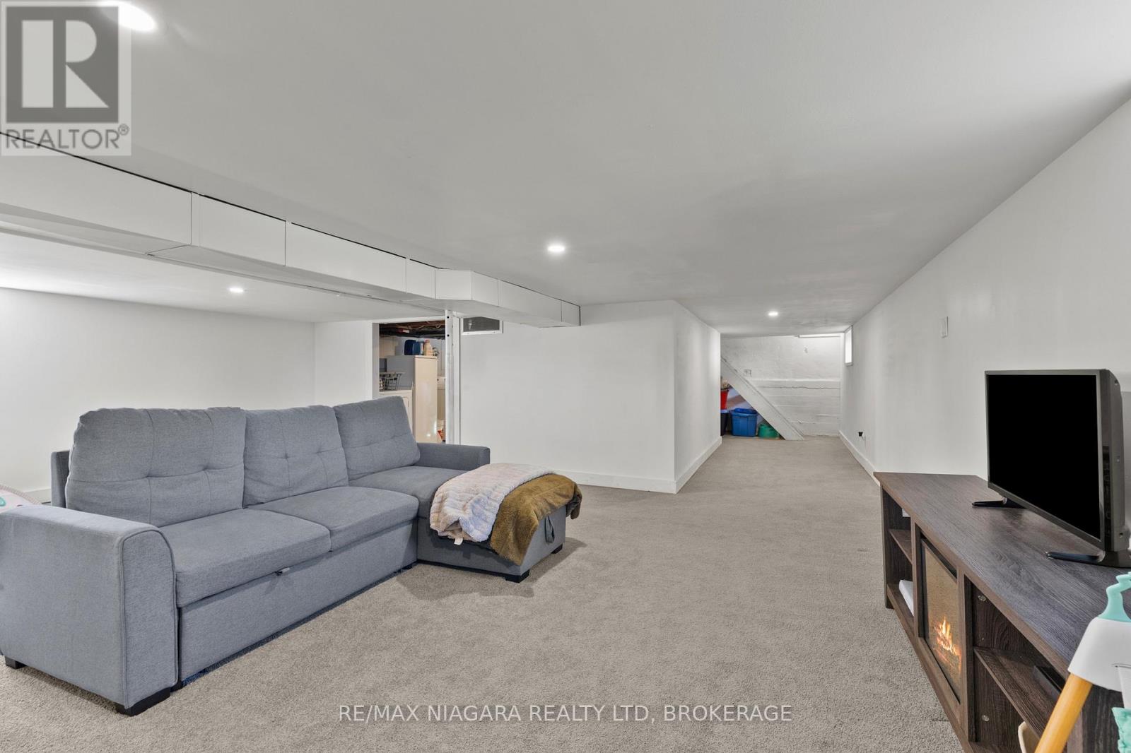 702 MAIN STREET W - Image 34