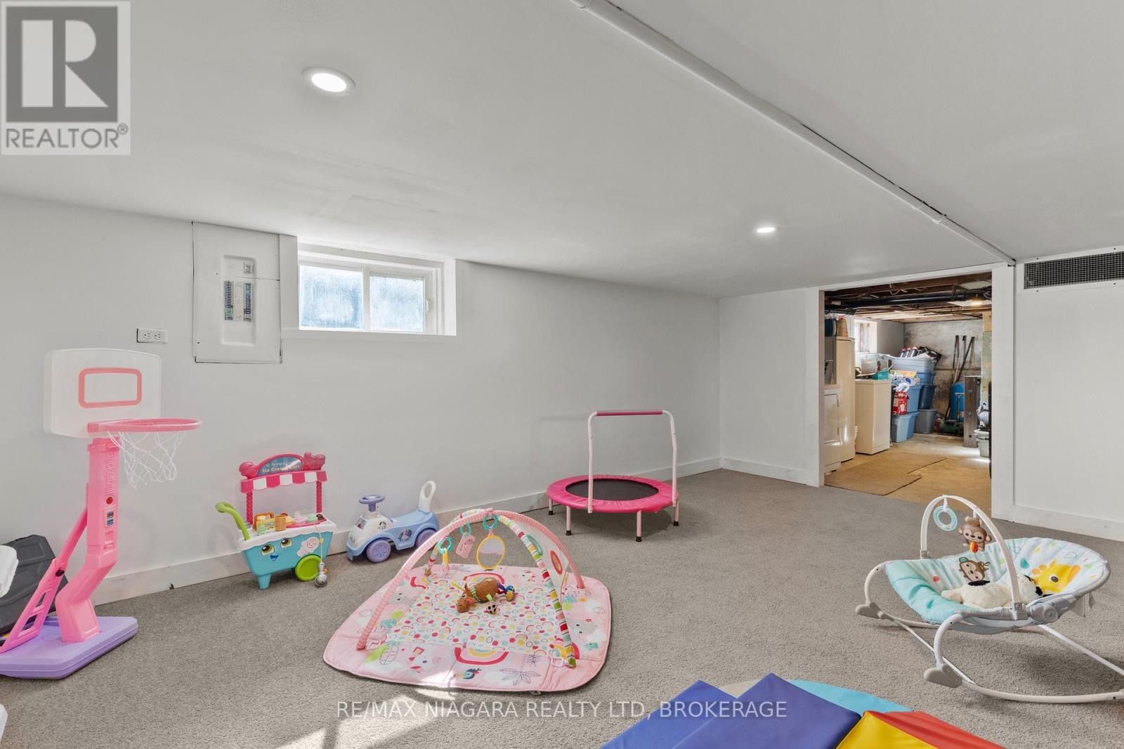 702 MAIN STREET W - Image 36