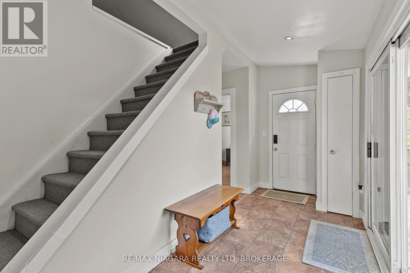 702 MAIN STREET W - Image 9