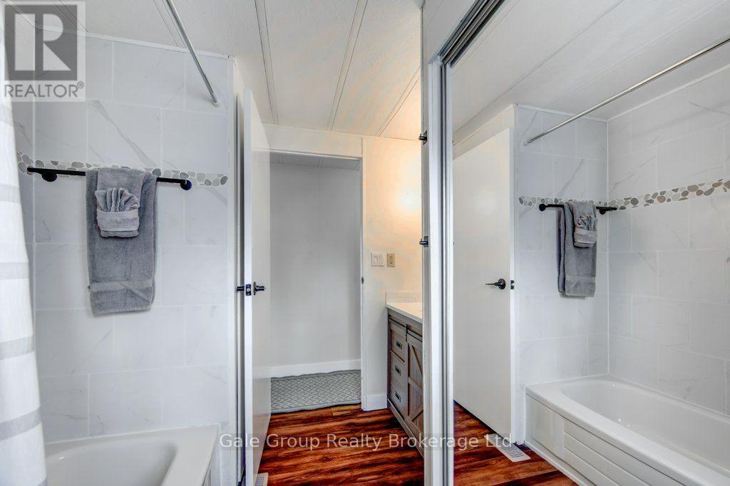 32 PINEVIEW AVE AVENUE - 33