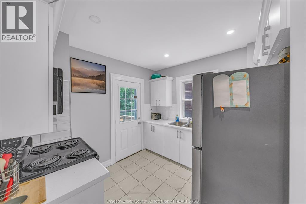 982 ELM AVENUE - 10