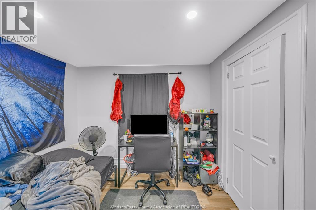 982 ELM AVENUE - Image 22