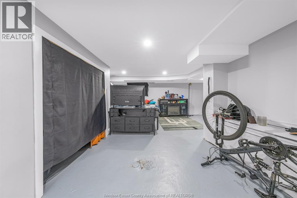 982 ELM AVENUE - 24