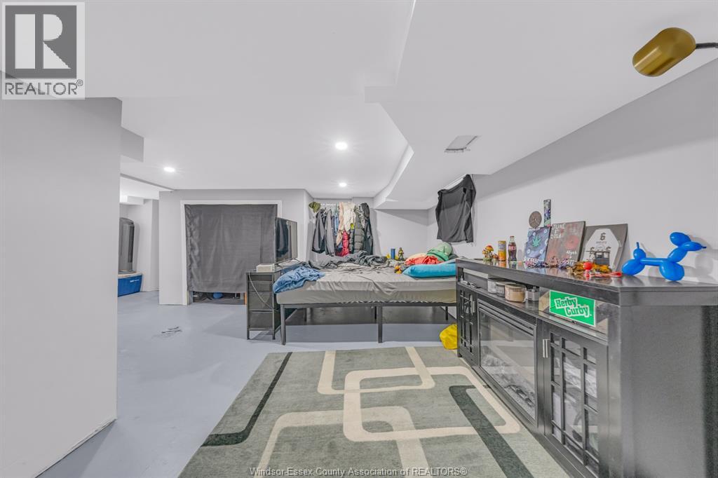 982 ELM AVENUE - 25