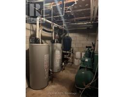 852 Sheppard Avenue W, Toronto, ON M3H2T5 Photo 10