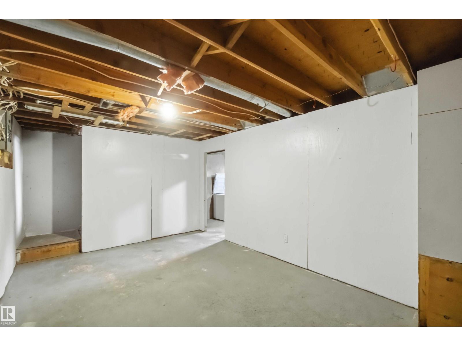 #103 5231 51 ST - 32