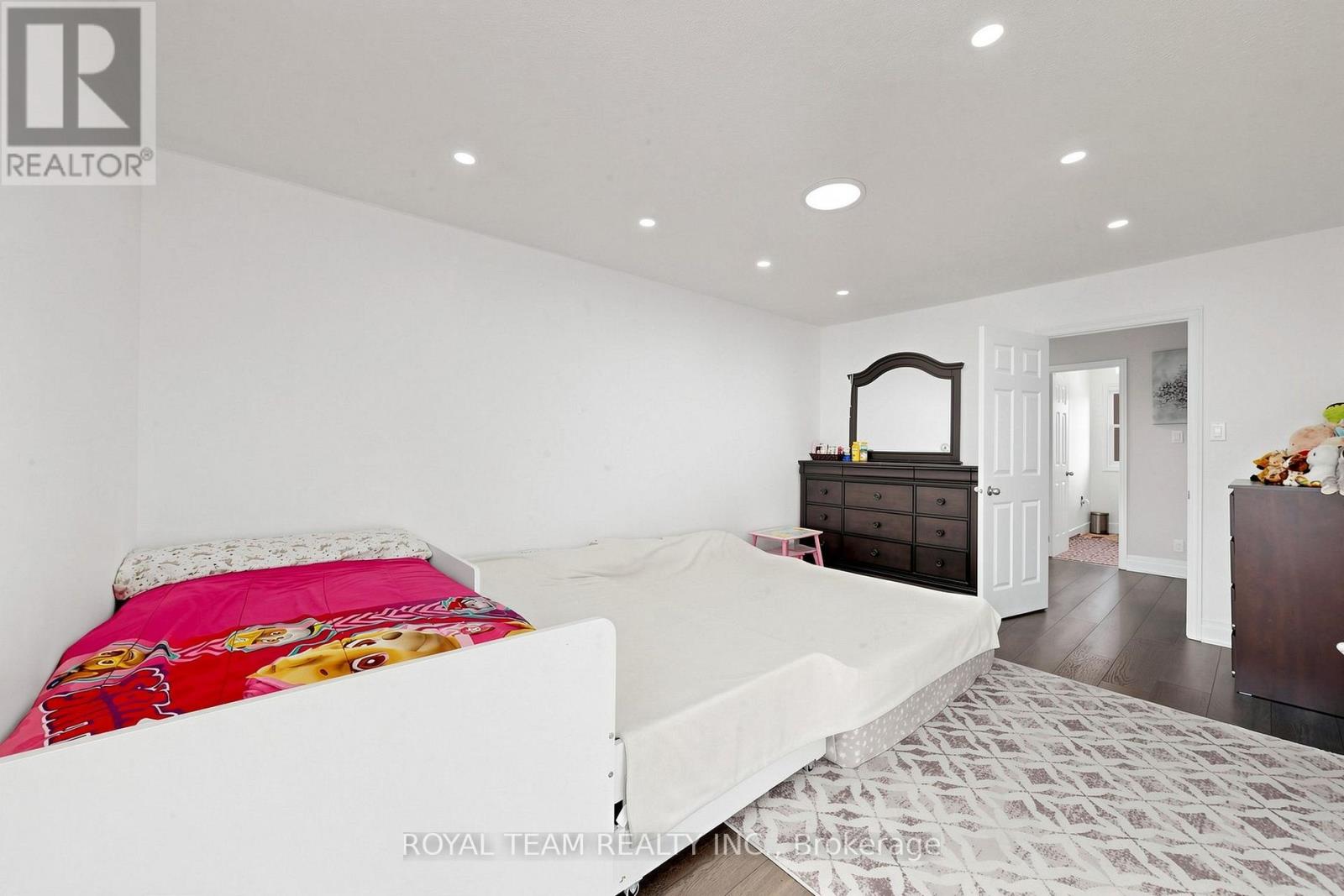 28 AILSA DRIVE - 17