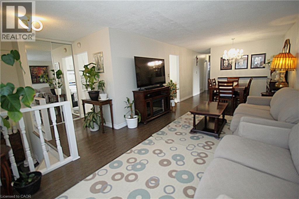 35 GARDEN Crescent - 15