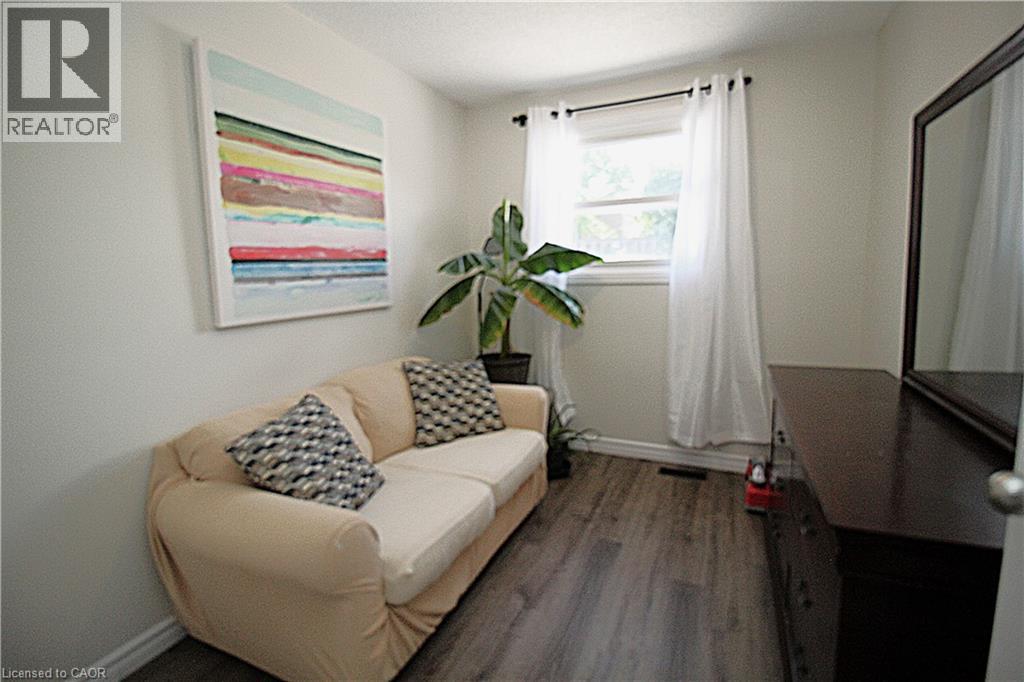 35 GARDEN Crescent - 21
