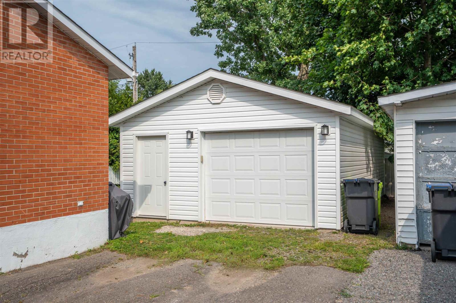 155 Meadow Park CRES - 24