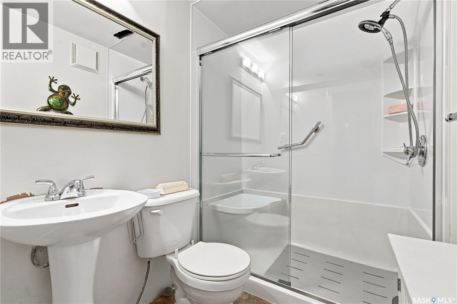 #18 143 Gropper CRESCENT - 32
