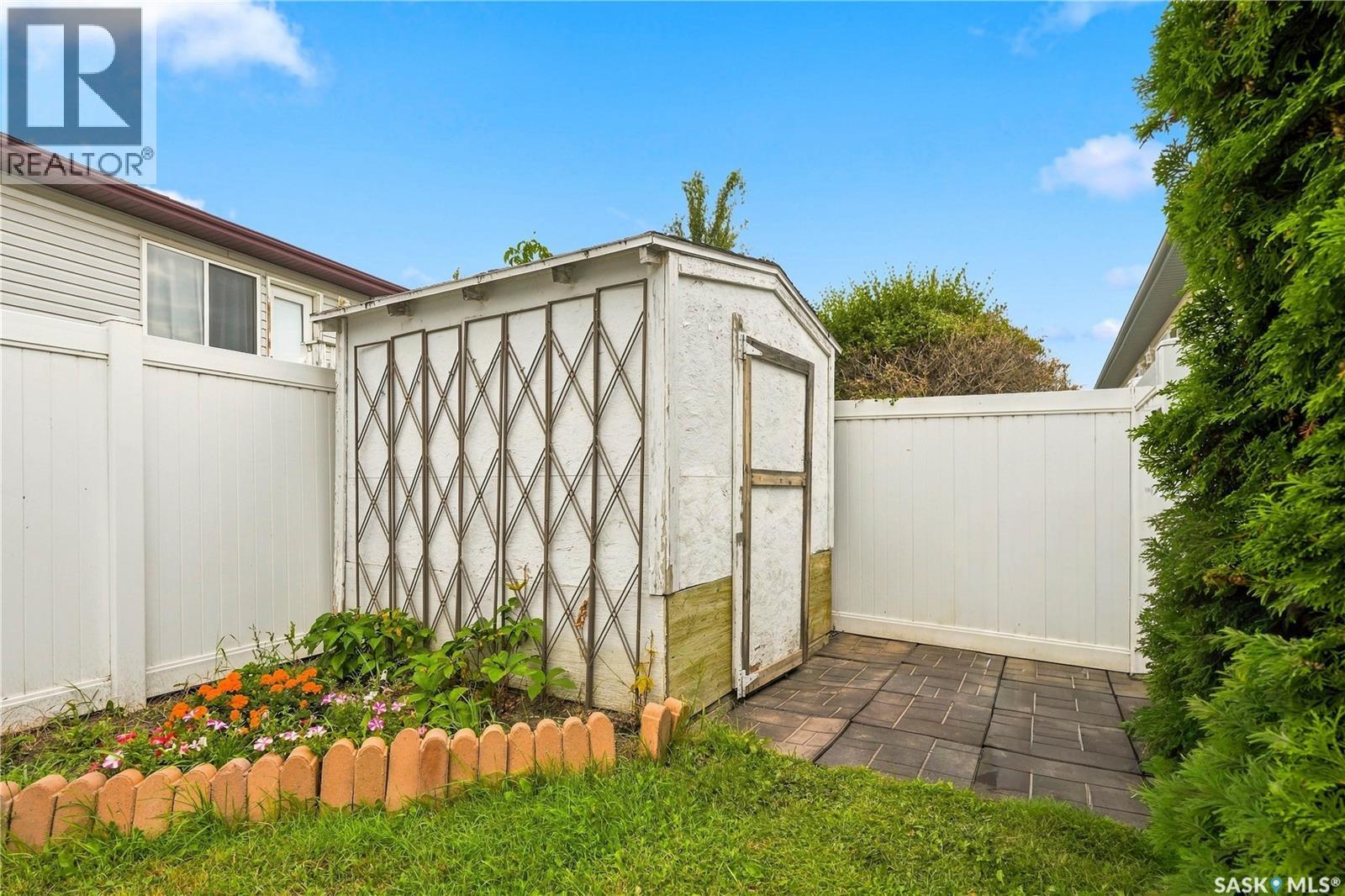 #18 143 Gropper CRESCENT - 38