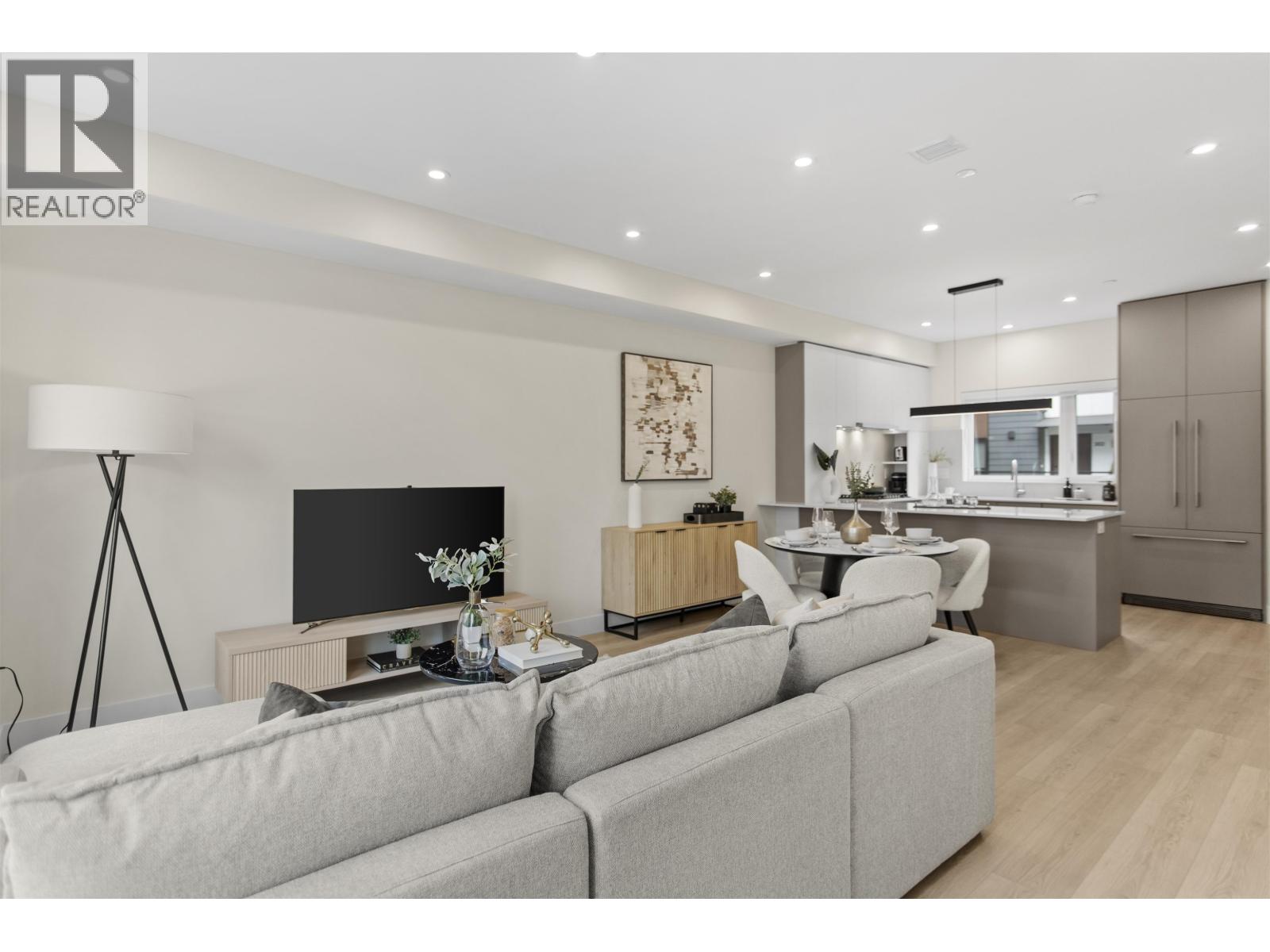 311 342 MOUNTAIN HIGHWAY, North Vancouver