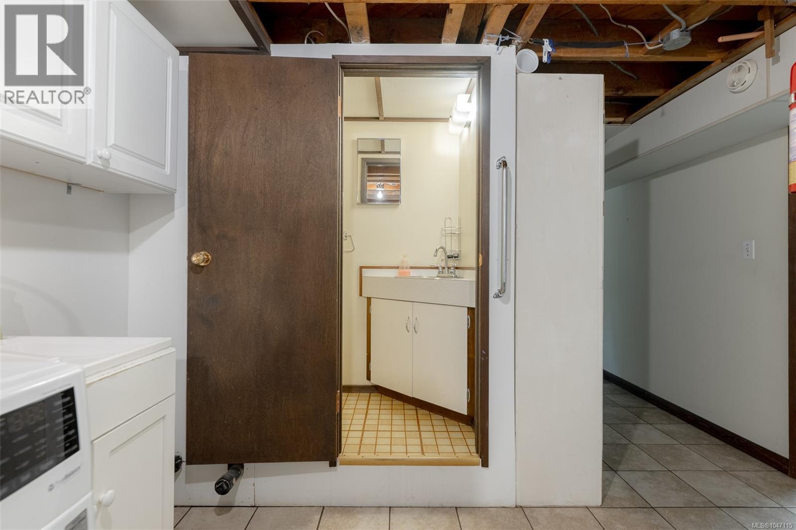 4581 Wellington Ave - Image 37
