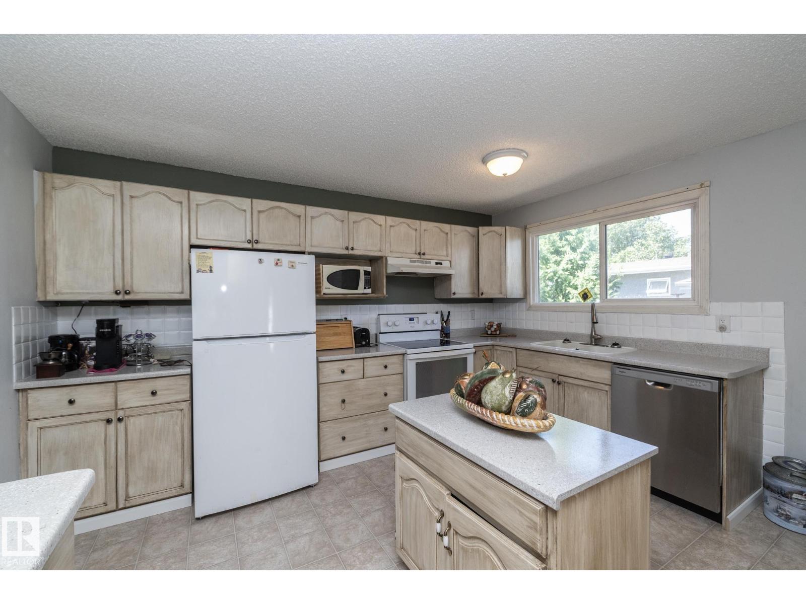3608 44 ST - 9