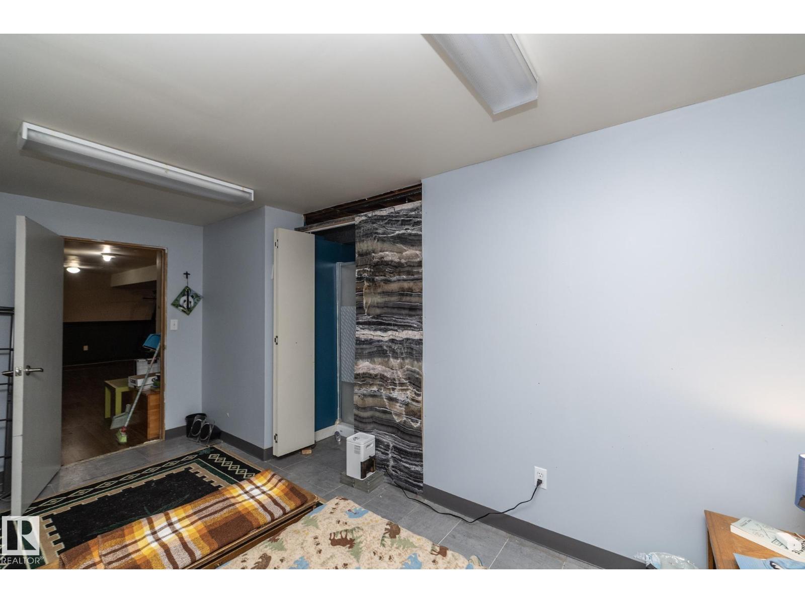 3608 44 ST - 27