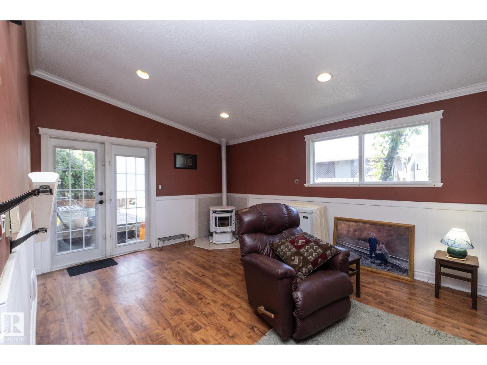 3608 44 ST - 35