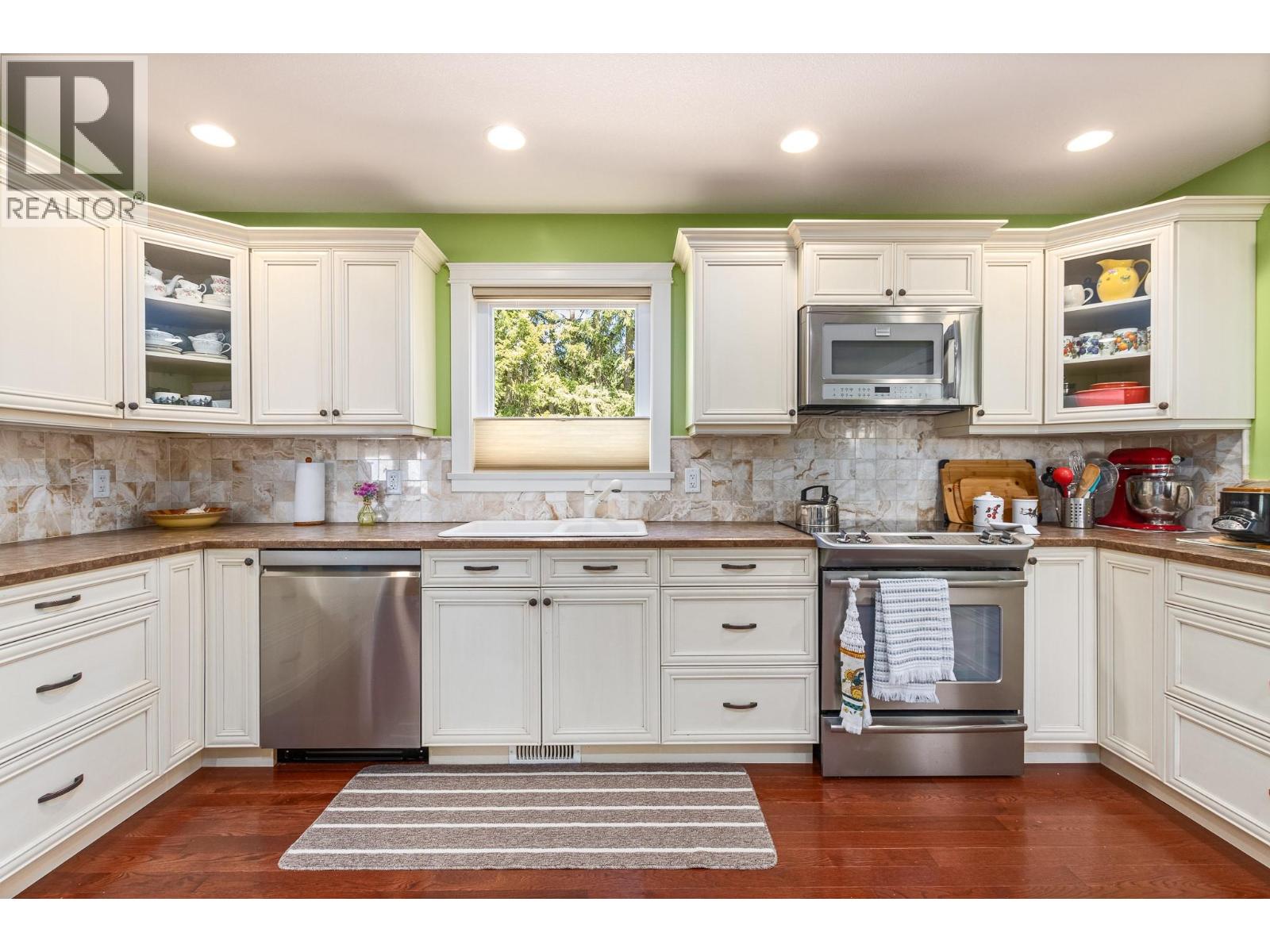 1370 20 Avenue SE - 18