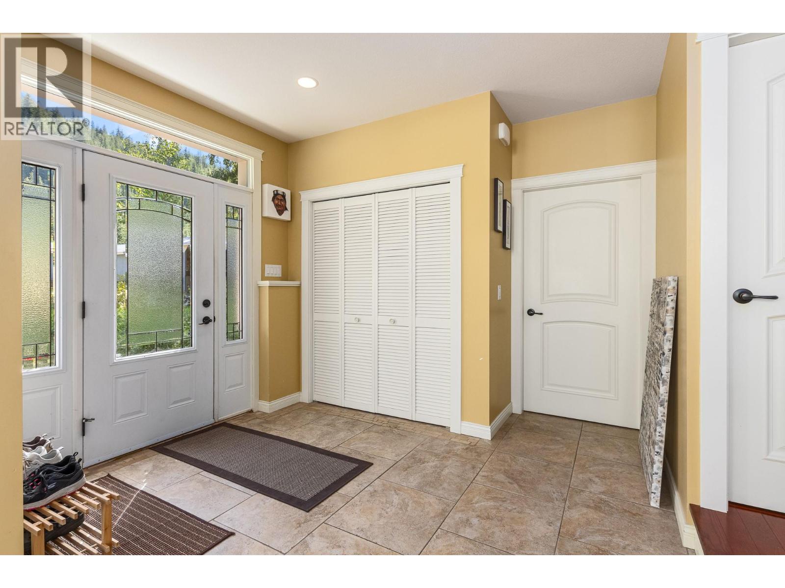 1370 20 Avenue SE - 28