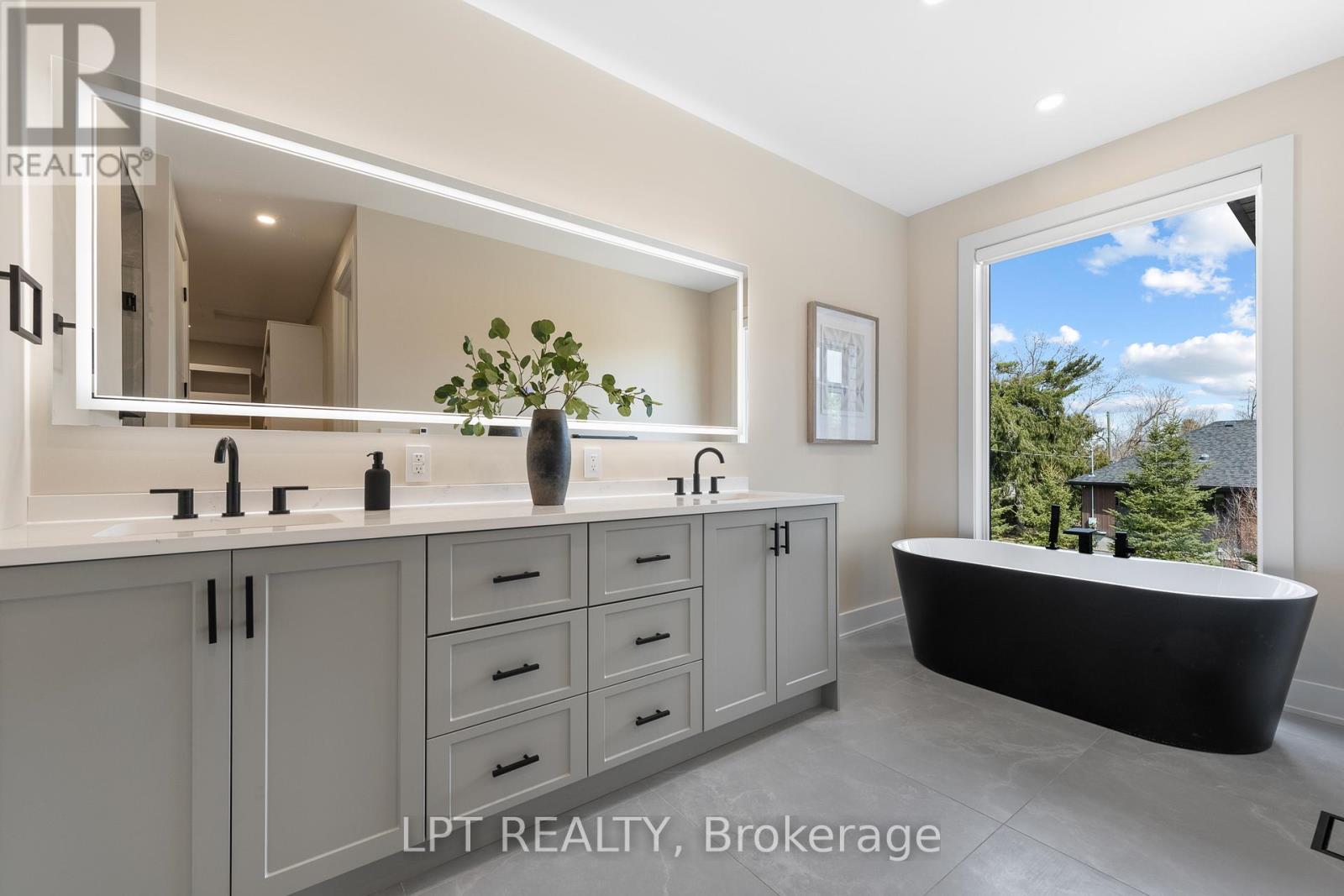 15 BRIGGS AVENUE - 31
