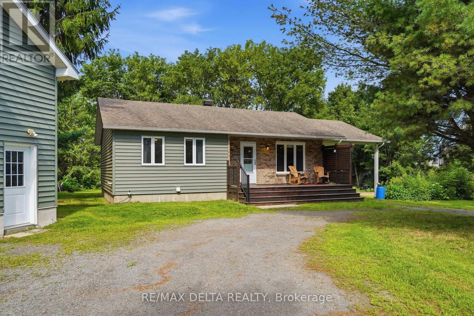 1120 DES CEDRES STREET - 33