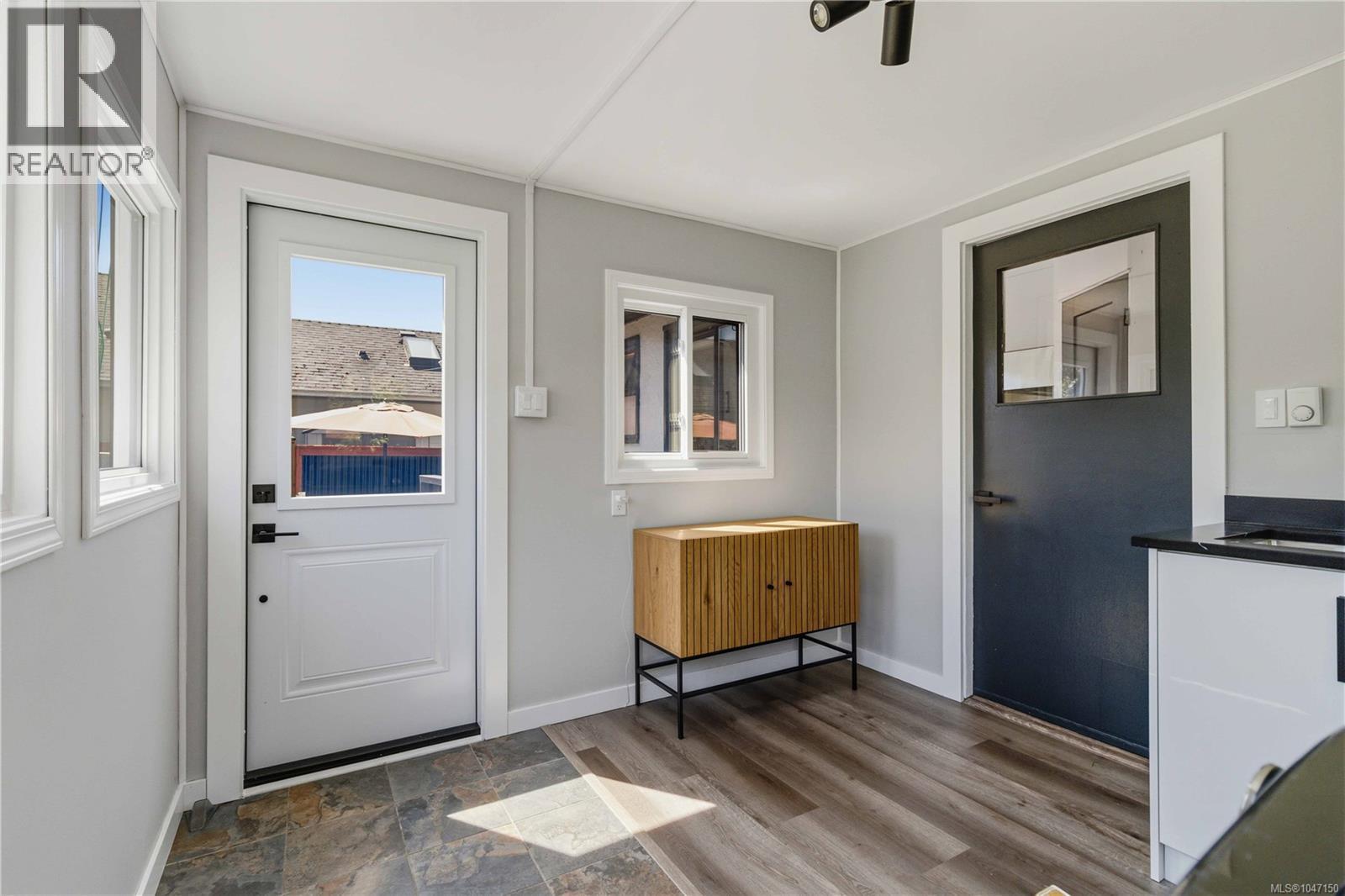 1735 Newton St - 25