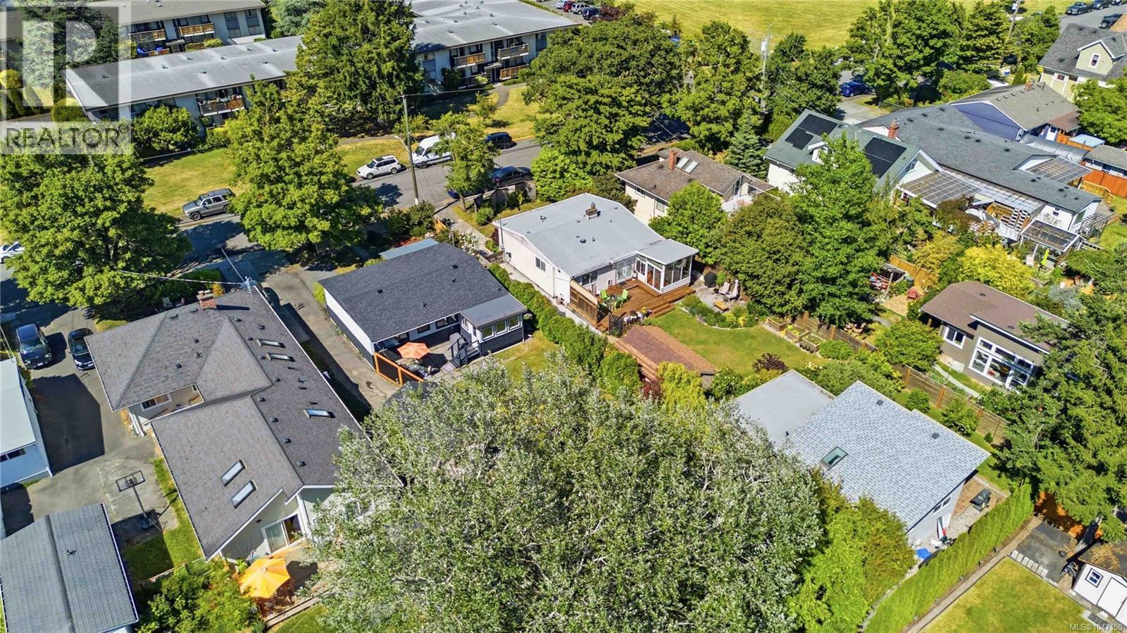 1735 Newton St - 40