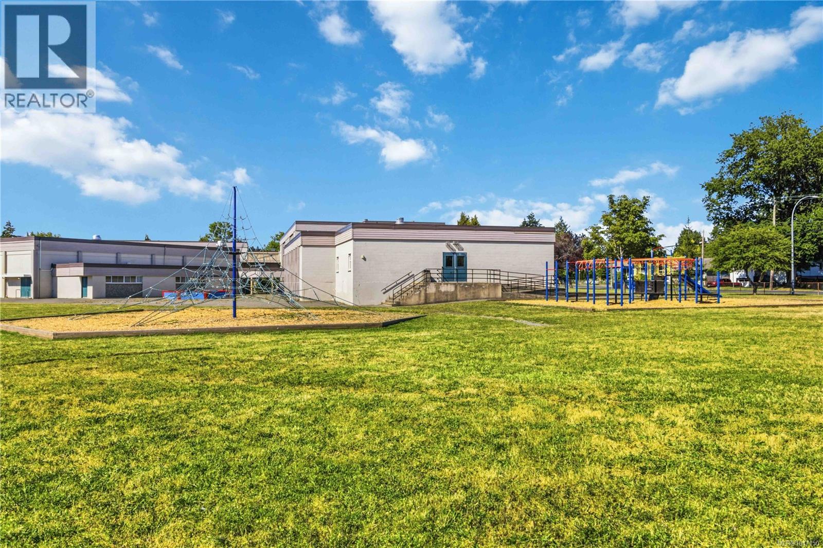 1735 Newton St - 44
