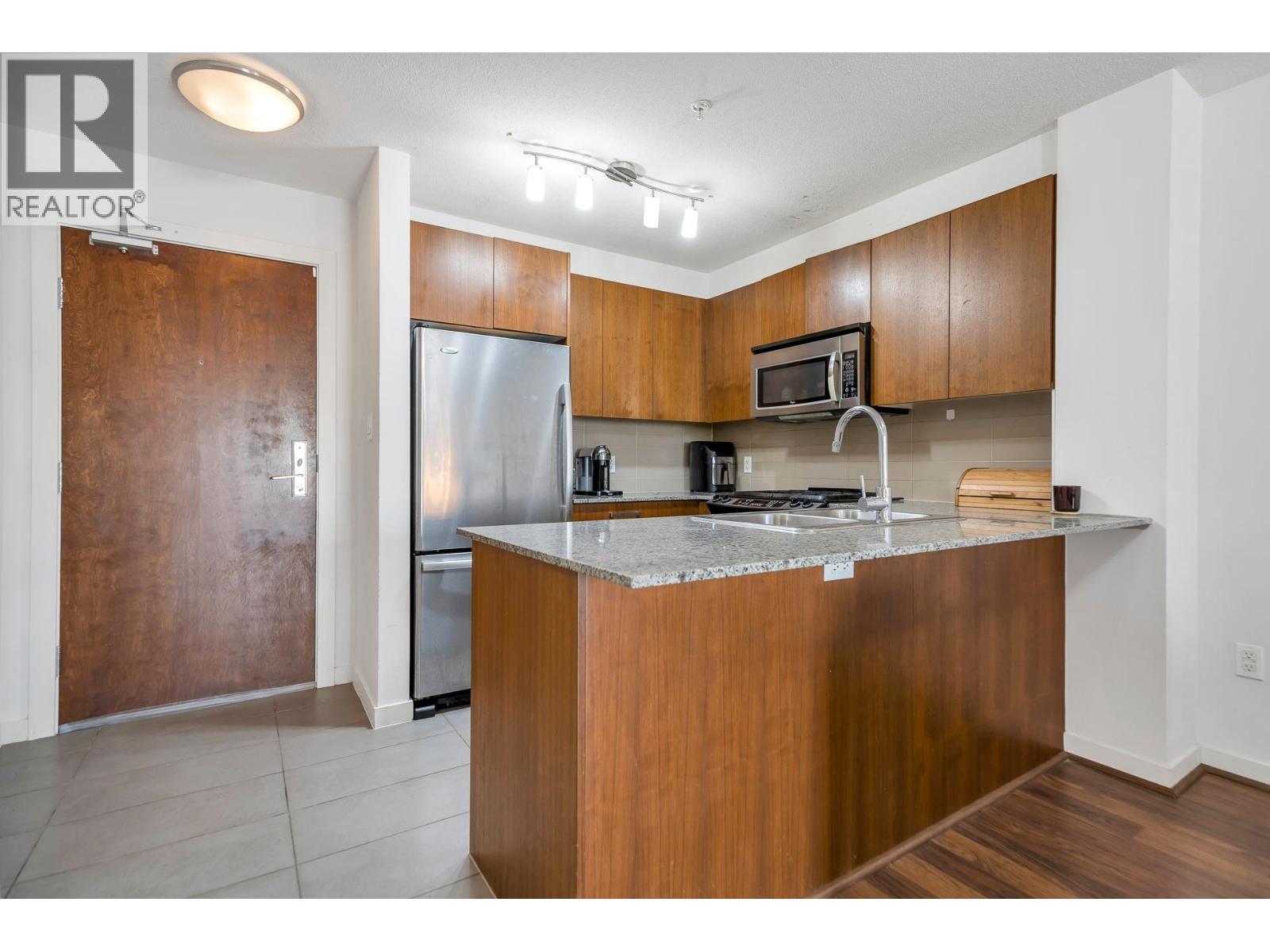 302 5885 IRMIN STREET, Burnaby
