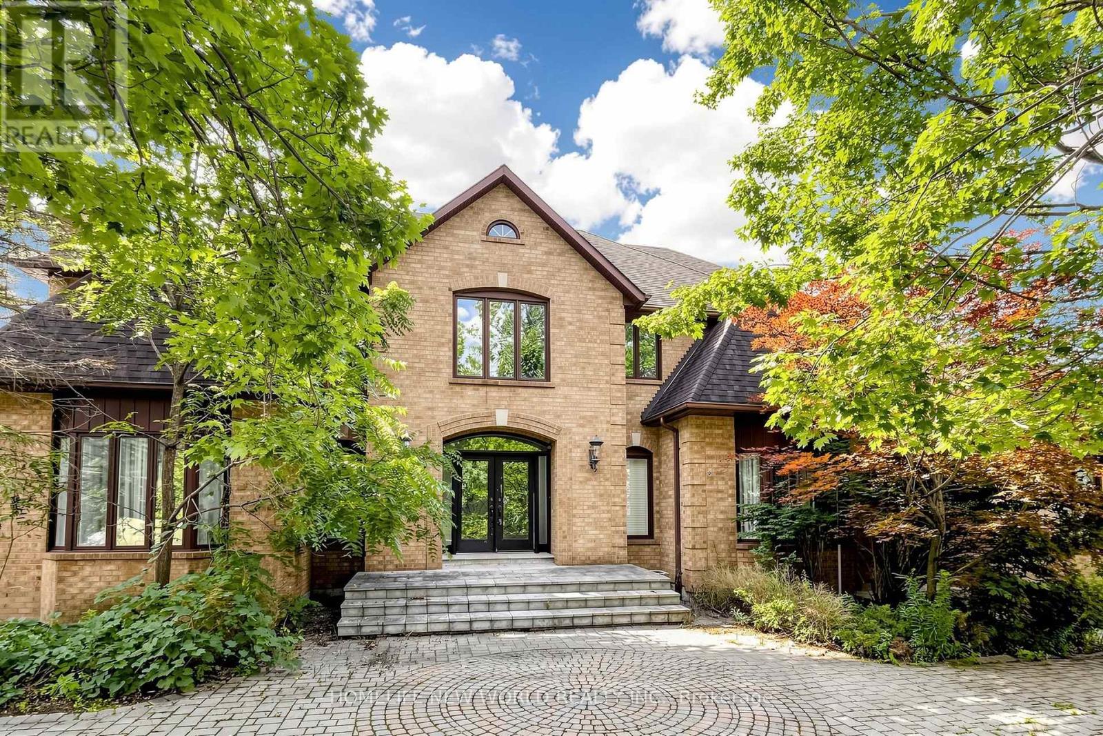 27 WALNUT GLEN PLACE - 1