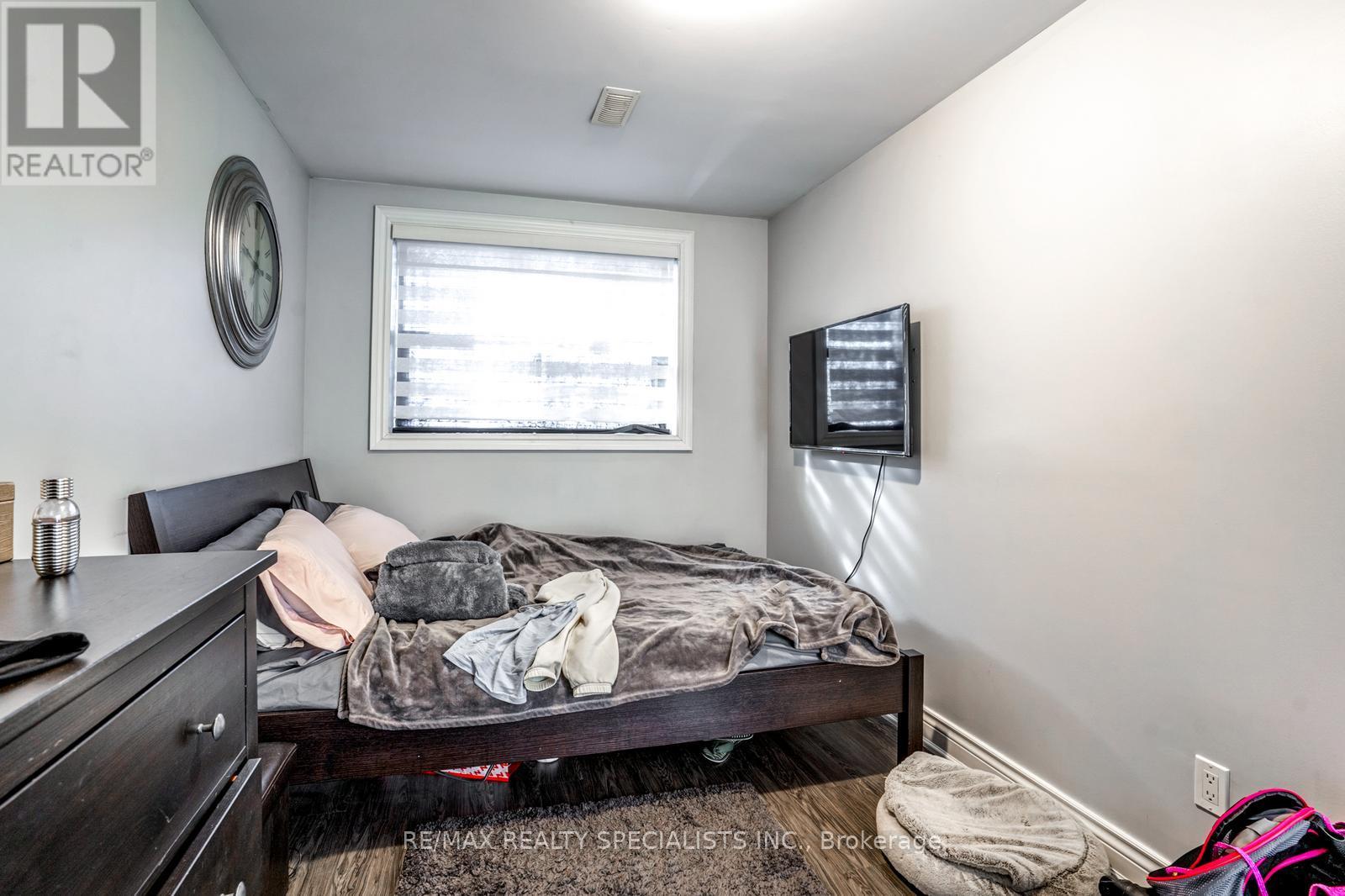 6 BRANT AVENUE - 22