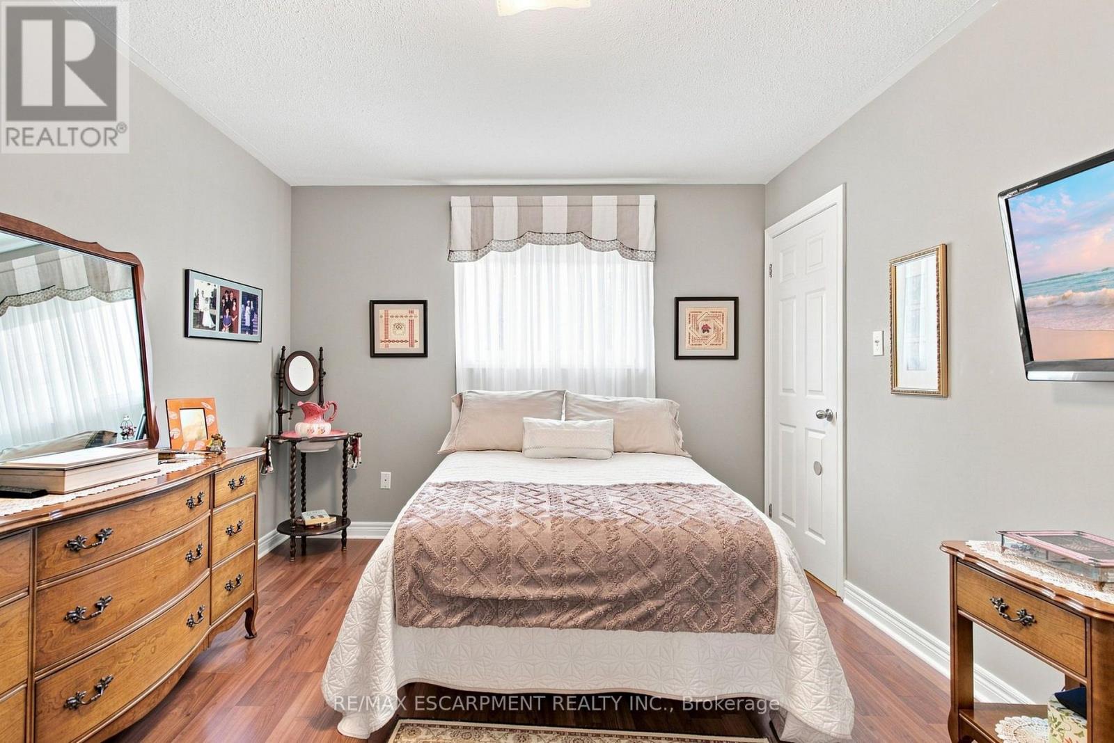 32 BREWSTER WAY - 13