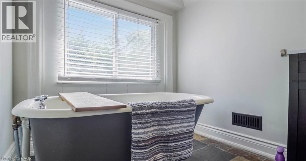 217 CAROLINE Street S - Image 33