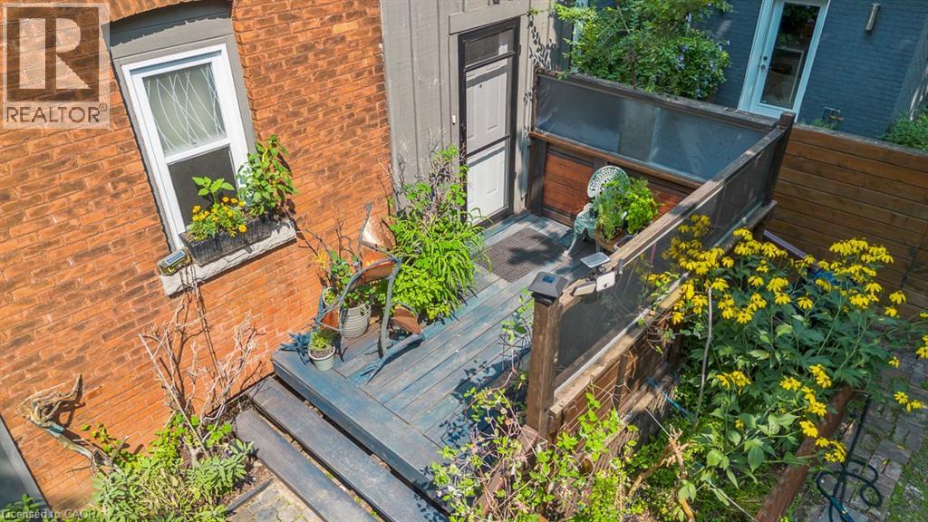 217 CAROLINE Street S - 44