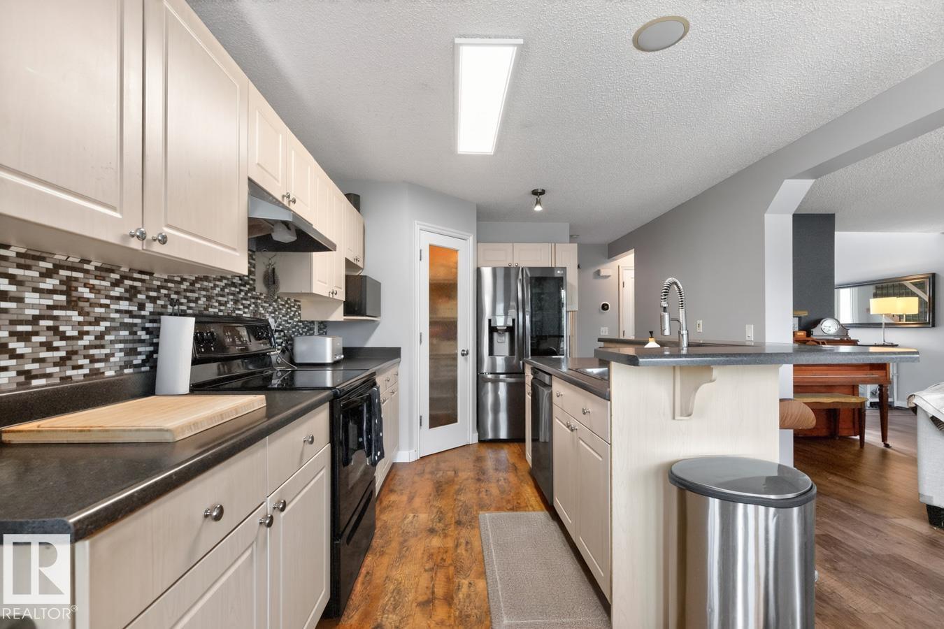 10 DOUGLAS CR - Image 12