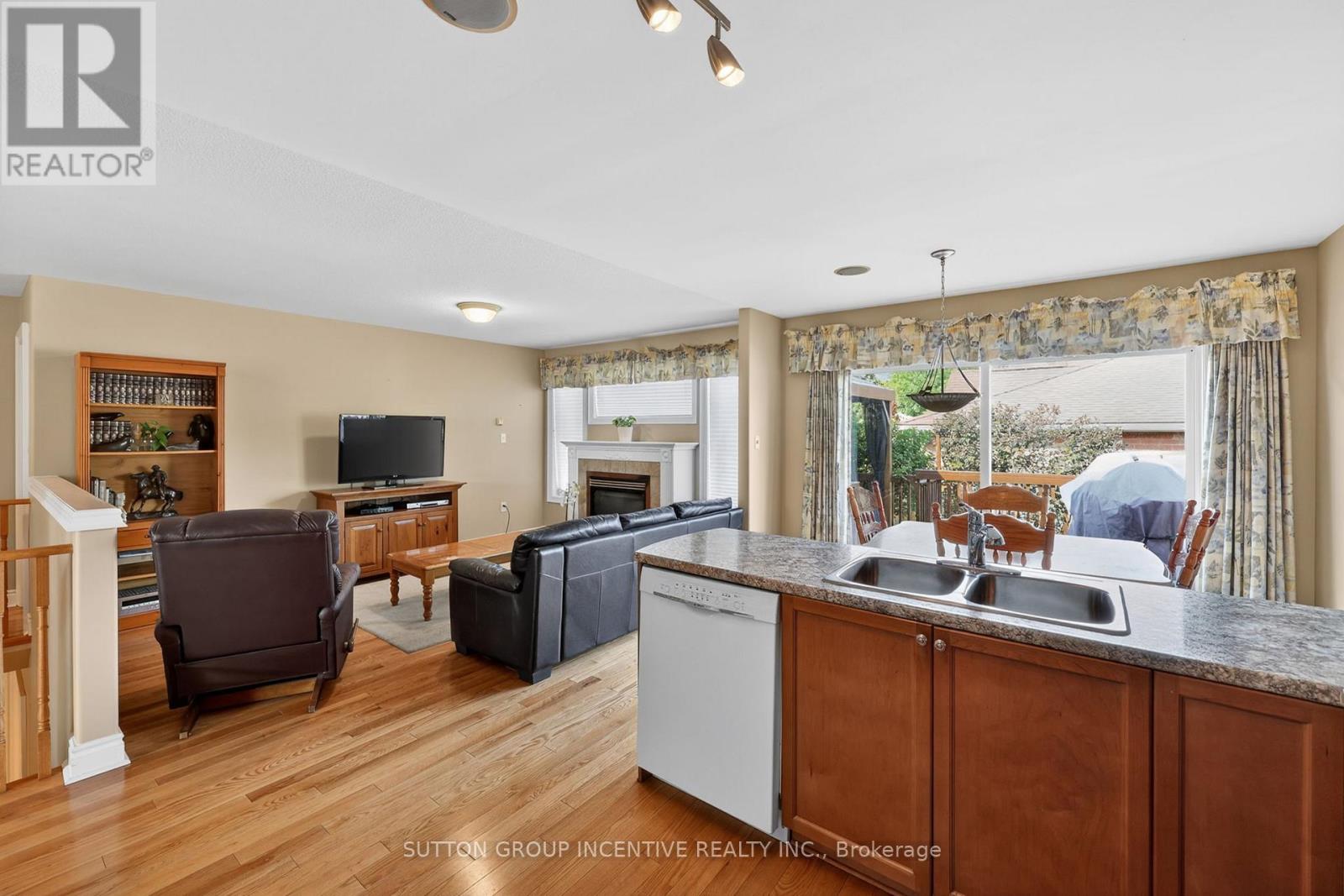 101 LION'S GATE BOULEVARD - Image 11