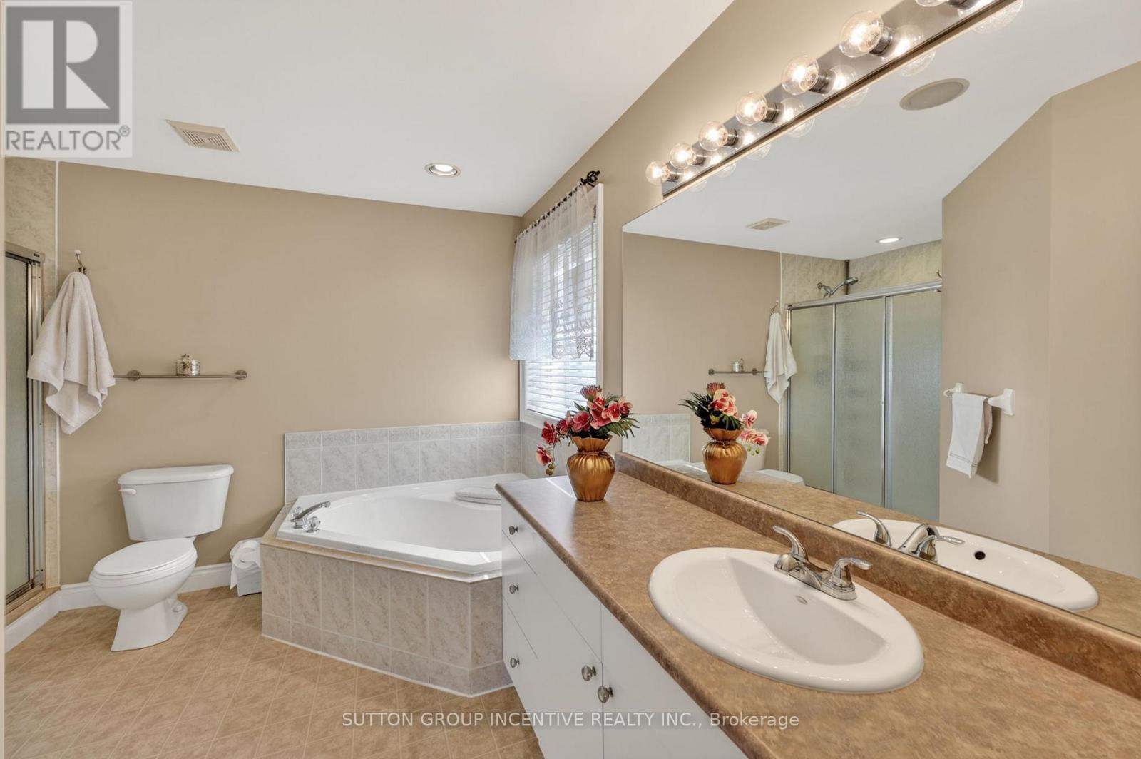 101 LION'S GATE BOULEVARD - Image 23