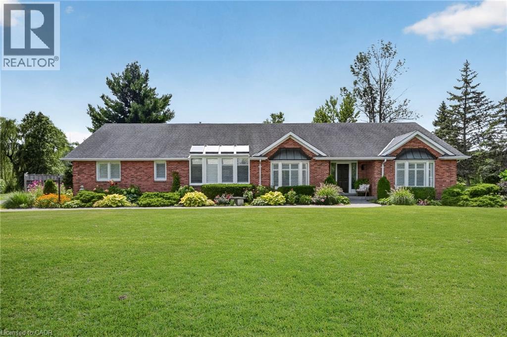 233 CAIRNS Crescent - 2