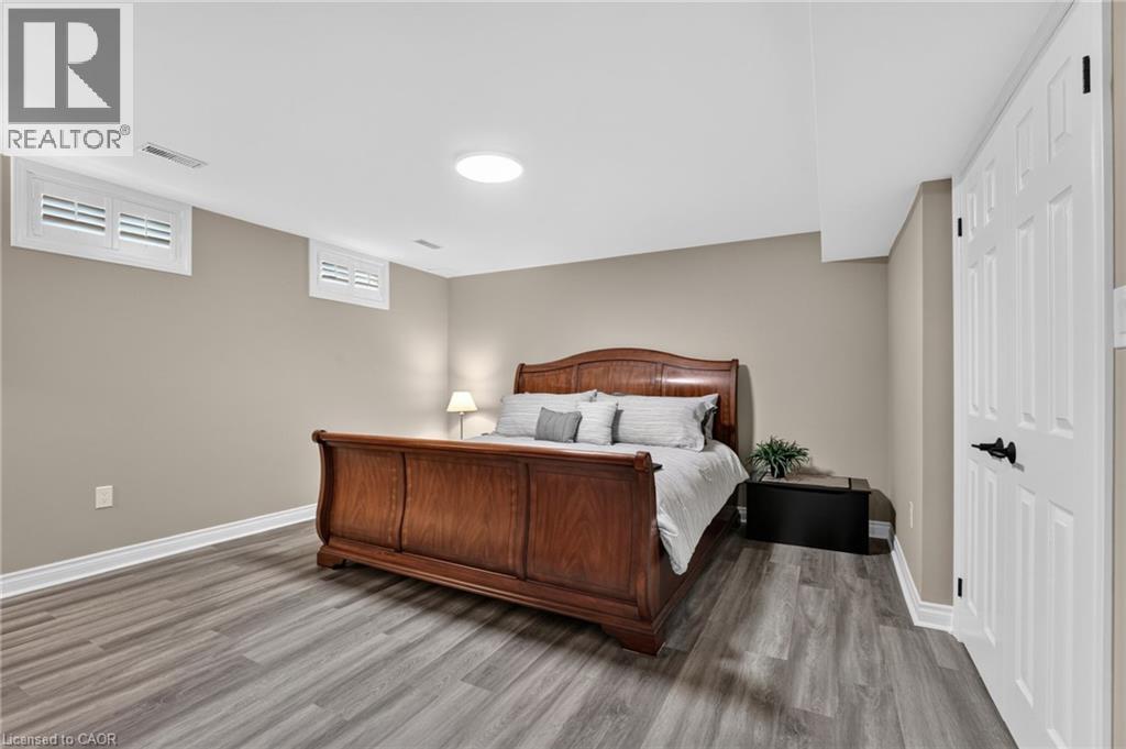 233 CAIRNS Crescent - Image 32